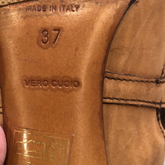 PRADA VINTAGE TAN LEATHER PUMPS - Picture 8 of 10